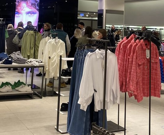Брянцы перед закрытием побежали скупать одежду в магазин Zara