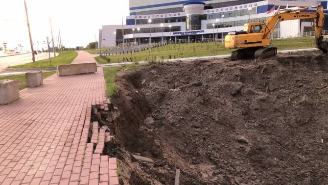 В Брянске в гигантскую яму возле Дворца единоборств обрушился тротуар