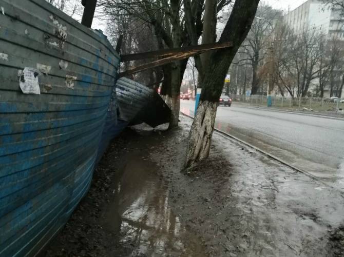 В Брянске заметили опасный тротуар возле БГУ