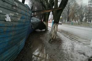 В Брянске заметили опасный тротуар возле БГУ