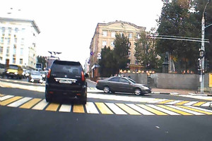 В Брянске на проспекте Ленина водитель «Lexus» дважды подряд проехал на красный