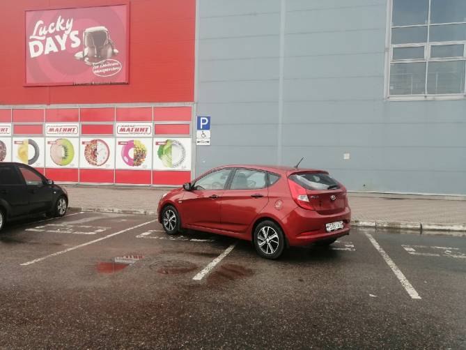 В Брянске возле «Магнита» сняли на фото мастера парковки