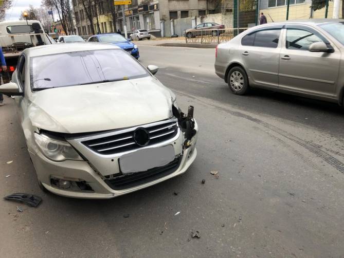 В Брянске водитель «ГАЗели» врезался в иномарку и покалечил 45-летнего мужчину