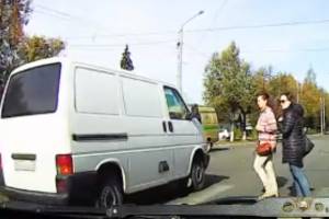В Брянске микроавтобус едва не сбил девушек на пешеходном переходе
