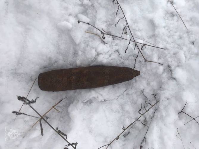 В поле возле Карачева нашли артиллерийский снаряд