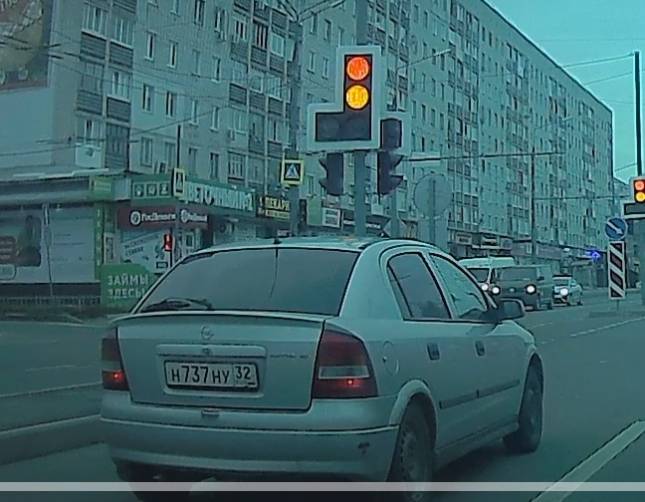 В Брянске лихач на Opel нарушил правила движения по полосам