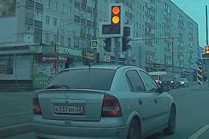 В Брянске лихач на Opel нарушил правила движения по полосам