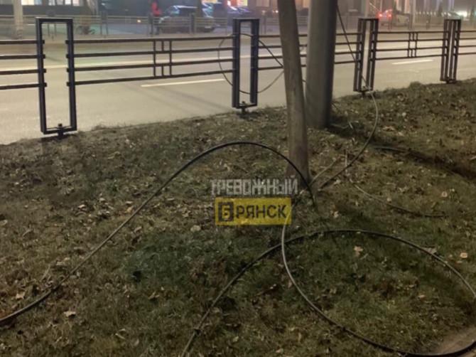 В Брянске сфотографировали провод на тротуаре возле ТЦ «Соловьи»