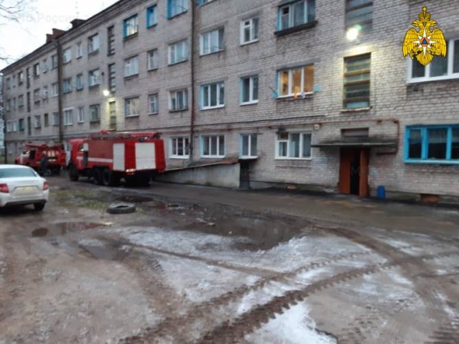 В Новозыбкове при пожаре в общежитии погибли парень и женщина