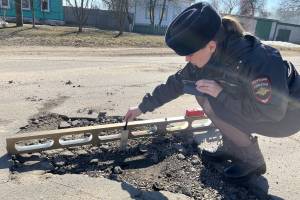 В Новозыбкове инспекторы проверили состояние дорог после зимы