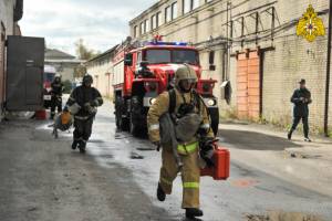 В Брянске спасатели тушили условный пожар на камвольном комбинате