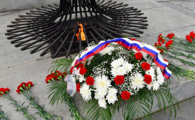 В Брянске в память о героях-пограничниках возложили цветы
