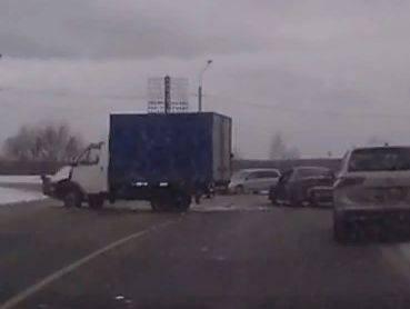 В Брянске сняли на видео аварию фургона и легковушки
