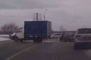 В Брянске сняли на видео аварию фургона и легковушки