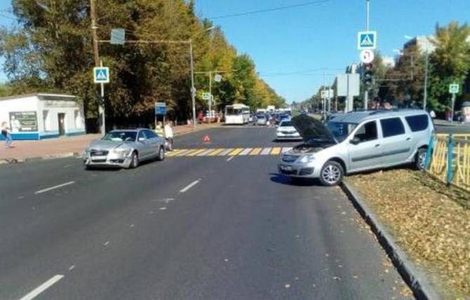 В Брянске водитель Lada снёс ограждение и сломал шею