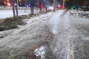 В Брянске тротуар по улице Дуки покрылся ледяной глазурью