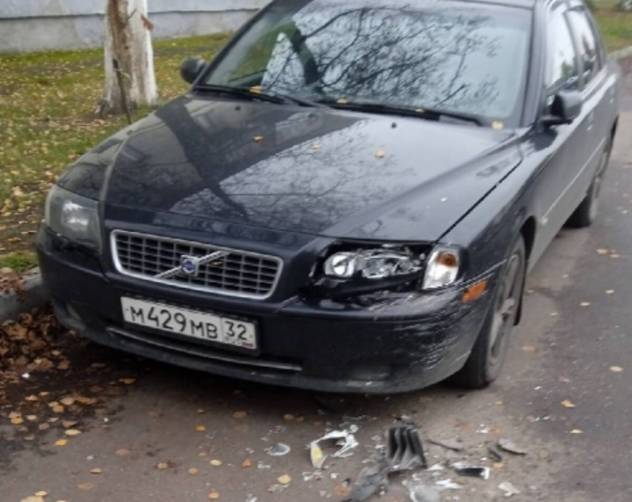 В Брянске на проспекте Московском разбили фару припаркованного автомобиля