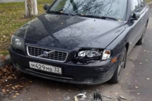 В Брянске на проспекте Московском разбили фару припаркованного автомобиля