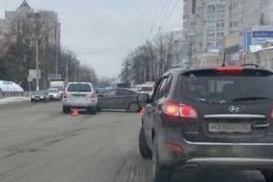 В Брянске возле автовокзала не поделили дорогу две легковушки