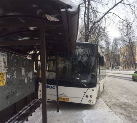 В Брянске на автобус врезался в остановку «Молодежная»