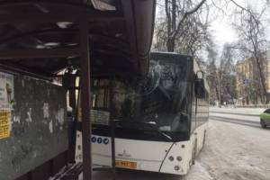 В Брянске на автобус врезался в остановку «Молодежная»
