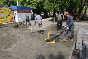 В Брянске начали укладку плитки на тротуарах парка «Юность»