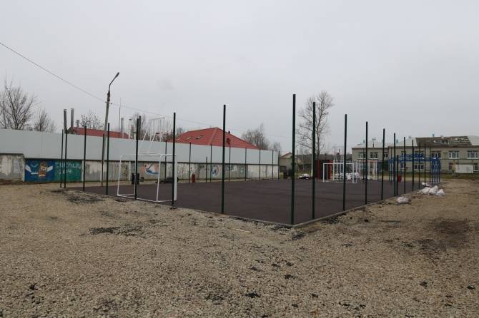 В Брянске завершают строительство спортплощадки в школе №42