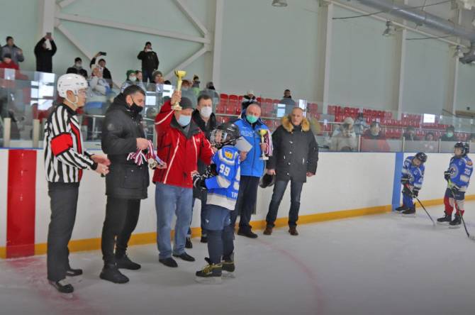 Брянские хоккеисты на «Золотой шайбе» разгромили соперников из Стародуба 
