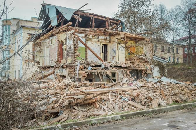 В центре Брянска начали снос 100-летнего деревянного барака