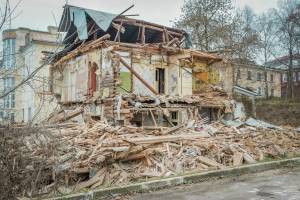 В центре Брянска начали снос 100-летнего деревянного барака