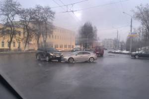 В Брянске на Станке Димитрова столкнулись две легковушки