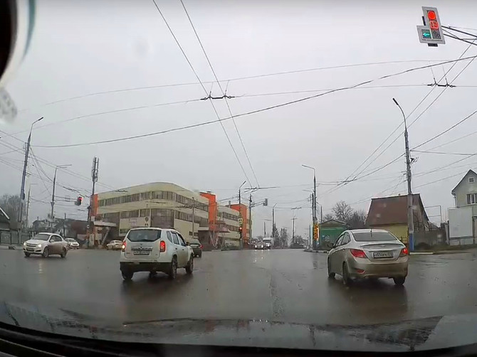 В Брянске на Городищенской горке сняли на видео двух автохамов
