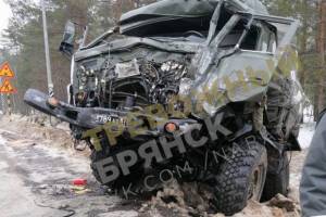 В массовом ДТП с военным грузовиком под Брянском зажало водителя фуры