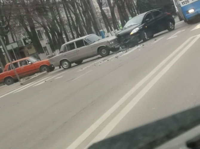 В Брянске две легковушки попали в ДТП возле «Кремния»