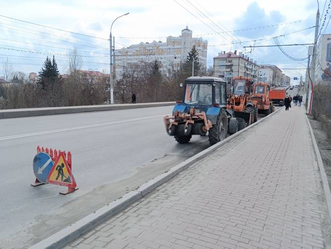 В Брянске началась активная уборка песка с дорог