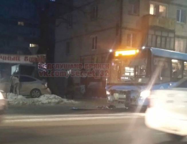 В Брянске синий автобус №37 попала в ДТП