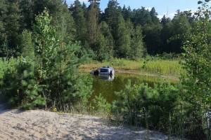 В Брянске водитель утопил внедорожник в озере