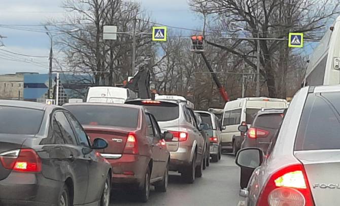 В Брянске на улице Авиационной коммунальщики устроили огромную пробку