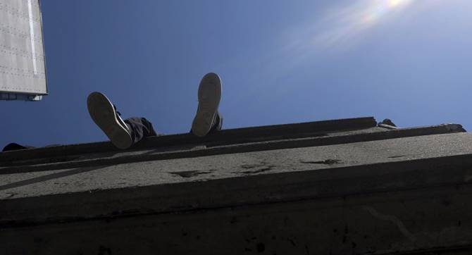 В Брянске подростки устроили опасные игры на крышах гаражей