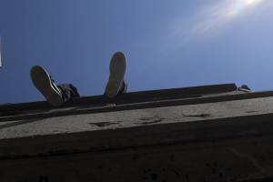 В Брянске подростки устроили опасные игры на крышах гаражей