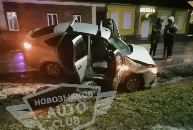 В Новозыбкове на обледенелой дороге столкнулись две легковушки