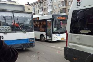 В Брянске троллейбус и маршрутка №55 не поделили остановку
