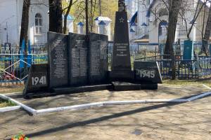 В Брянске ко Дню Победы благоустроили памятники на кладбищах