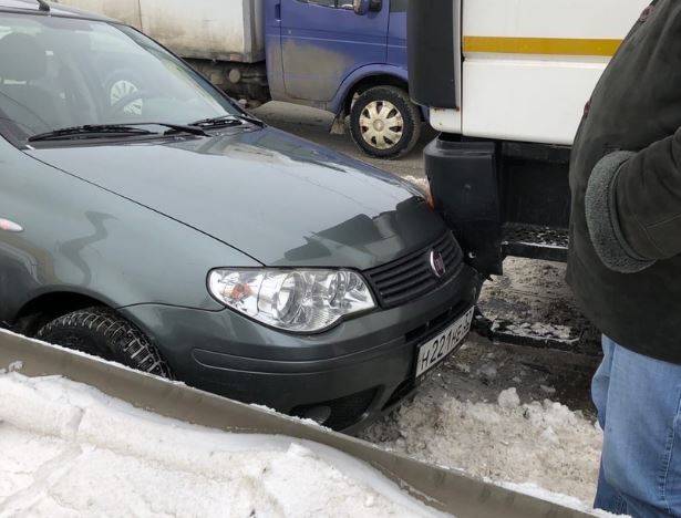 В Брянске столкнулись легковой Fiat и грузовик