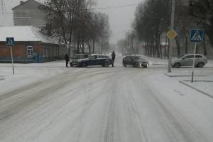 В Новозыбкове на заснеженной дороге столкнулись легковушки
