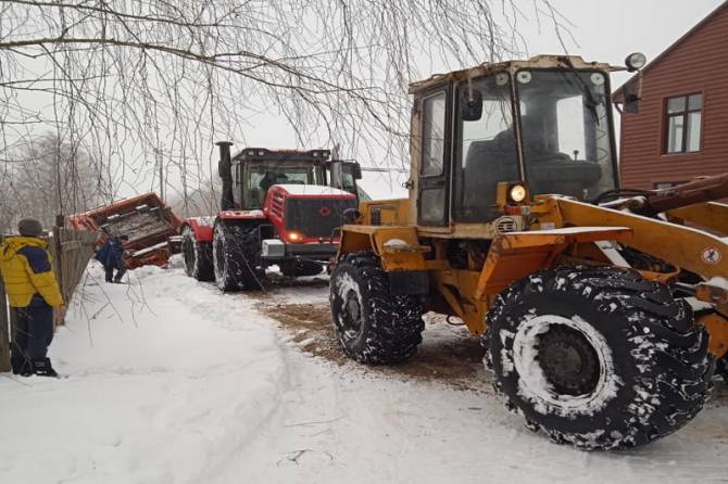 В Навлинском районе в снегу застрял мусоровоз