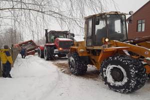 В Навлинском районе в снегу застрял мусоровоз