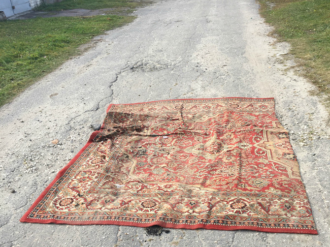 В Новозыбкове ямы на дороге прикрыли ковром