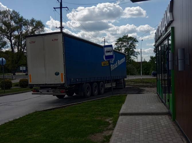 В брянском поселке дальнобойщик решил припарковаться на автобусной остановке