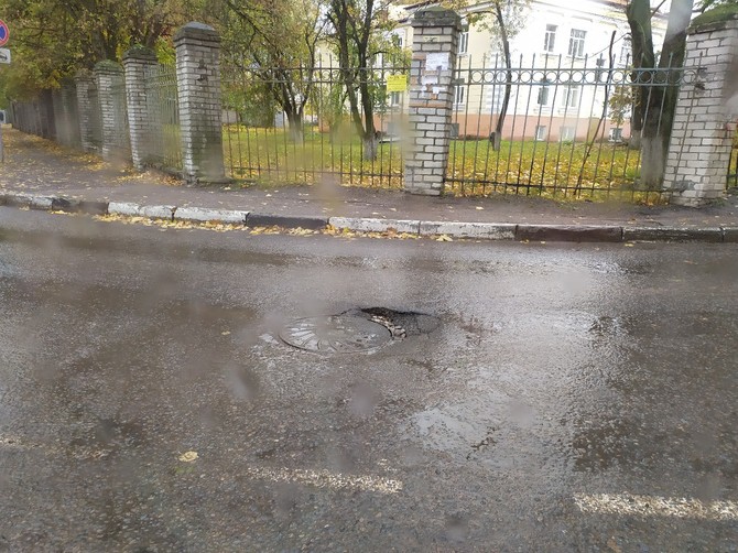 В Брянске на улице Трудовой водителей поджидает опасный люк